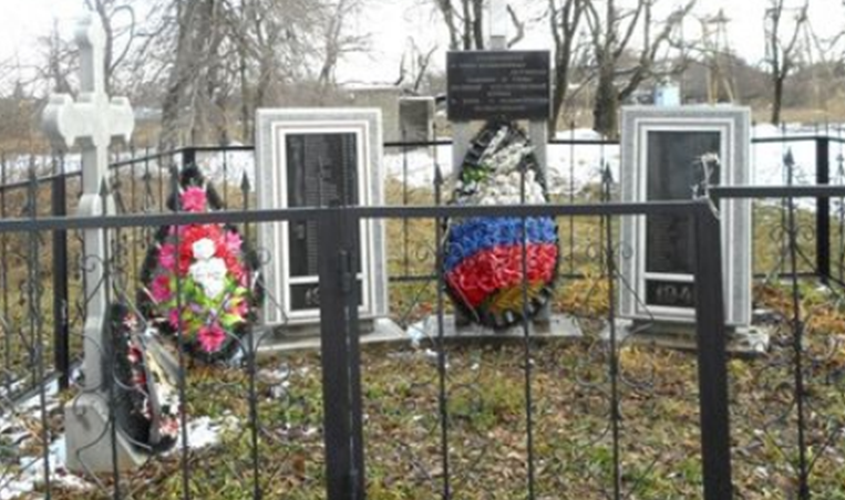 ст-ца. Новоекатериновская Кочубеевского р-на. Братская могила 2 красных партизан, погибших в годы Гражданской войны и 2 летчиков погибших в 1942 году. 