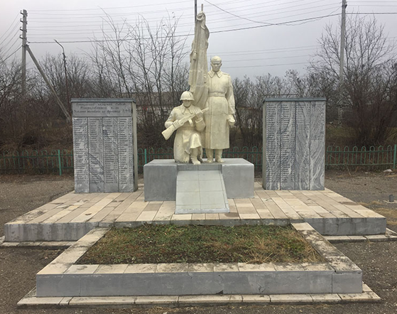 с. Прикумское Минераловодского р-на. Памятник, установленный на братской могиле советских воинов, погибших в годы войны.