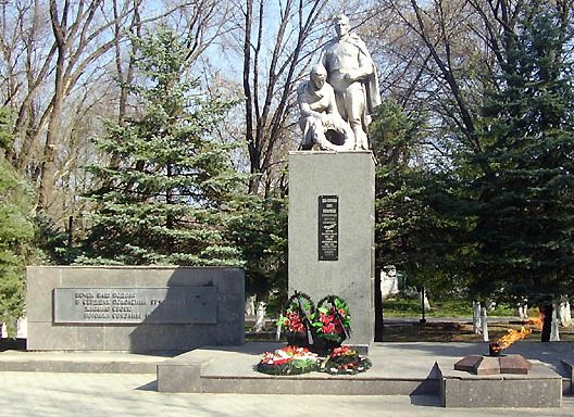г. Изобильный. Памятник «Огонь Вечной Славы» в парке Победы, установленный в 1959 году на братской могиле советских воинов. 