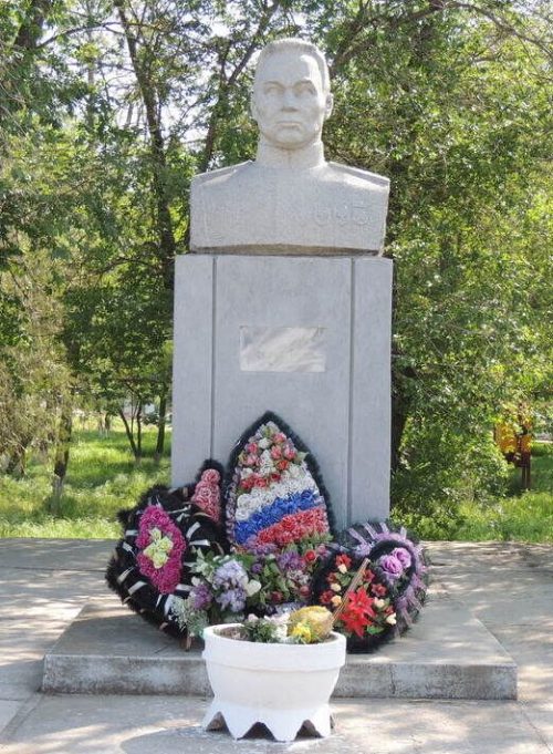 с. Дивное Апанасенковского р-на. Памятник генералу Армии И. Р. Апанасенко.