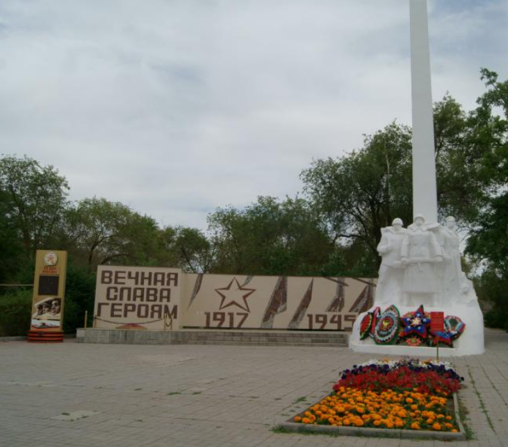  с. Дивное Апанасенковского р-на. Памятник, установленный на братской могиле воинов, погибших в годы Гражданской и Великой Отечественной войн.