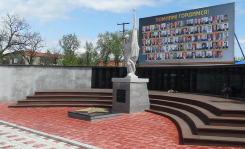 с. Дмитриевское Красногвардейского р-на. Мемориал, установленный на братской могиле воинов, павших в годы войны.