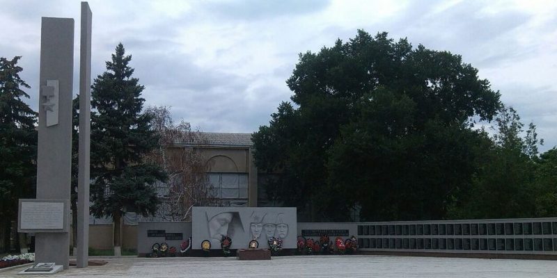 с. Красногвардейское. Памятник, установленный на братской могиле советских воинов, погибших в годы Гражданской и Великой Отечественной войн.