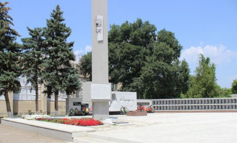 с. Красногвардейское. Памятник, установленный на братской могиле мирных жителей, погибших в годы войны.