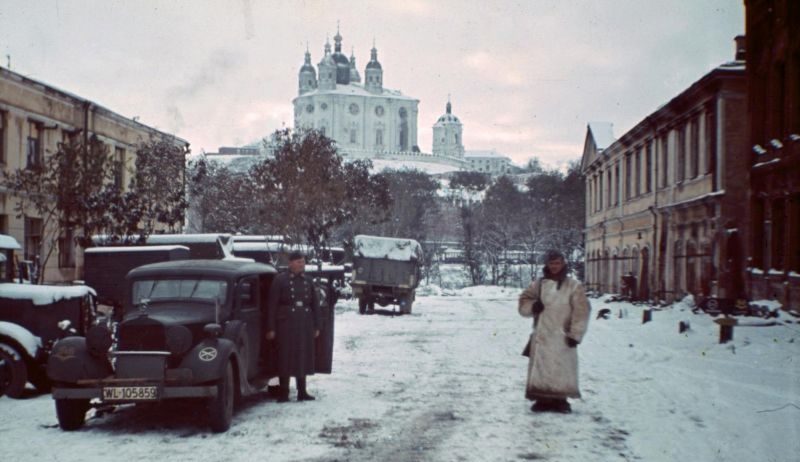 Штабной автомобиль «Мерседес-Бенц 770» возле Рыночной площади оккупированного Смоленска. 1941 г. 
