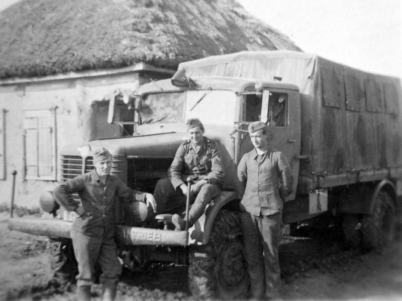 Немецкие солдаты возле грузовика «Bussing NAG 500A» в районе Смоленска. 1941 г. 