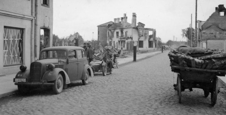 Автомобиль «Opel Super-6» на улице оккупированного города в СССР. 1941 г. 