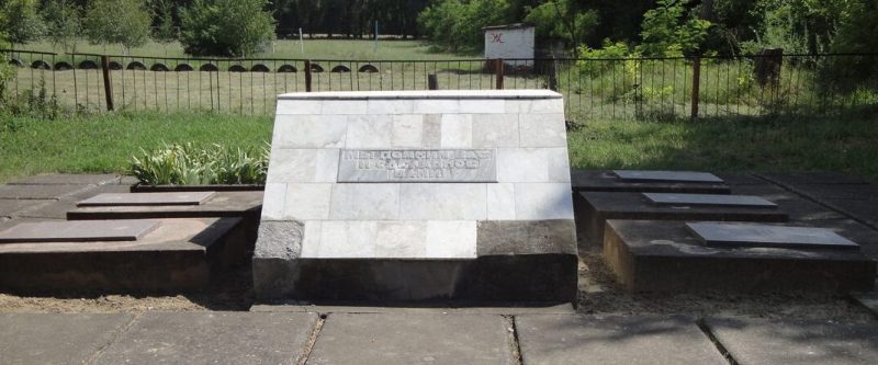 с. Покровское Красногвардейского р-на. Братская могила советских воинов, погибших в годы войны.