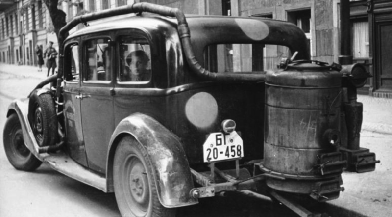 Автомобиль «Adler Diplomat 3-GS» с газогенератором. 1941 г. 