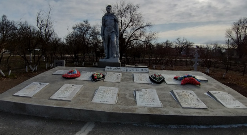 с. Новоромановское Арзгирского р-на. Памятник, установленный на братской могиле советских воинов, погибших в боях с оккупантами.
