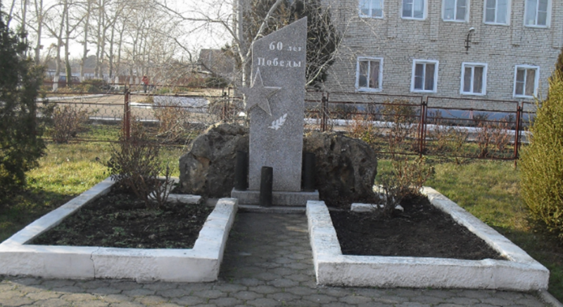 п. Новоизобильный Изобильненского р-на. Памятник погибшим в годы войны, установленный в 2005 году.