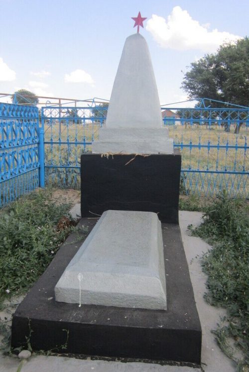 аул Бияш Нефтекумского р-на. Братская могила, в которой похоронено 15 советских воинов, погибших в годы войны.