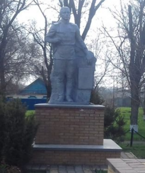 с. Родыки Красногвардейского р-на. Памятник Неизвестному солдату.