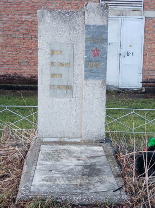 п. Передовой Изобильненского р-на. Братская могила пассажиров поезда, погибших во время авианалета в 1942 году.