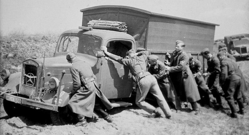 Немецкие солдаты вытаскивают грузовик из грязи. 1941 г. 