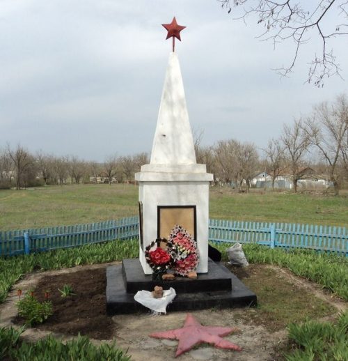 п. Березовский Туркменского р-на. Памятник воинам-землякам, погибшим в годы войны.