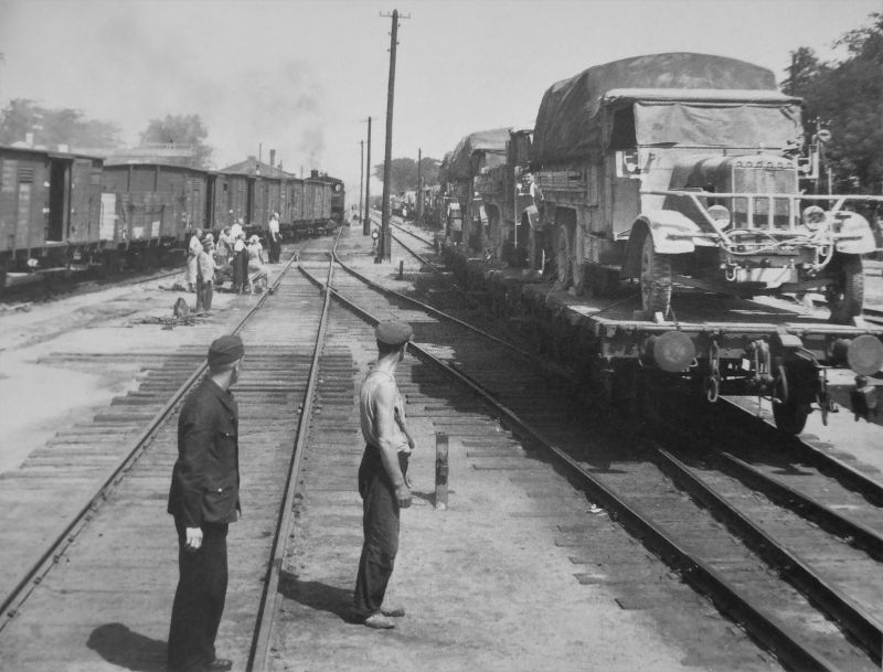 Грузовик «Магирус» на железнодорожной платформе в оккупированном СССР. 1941 г. 