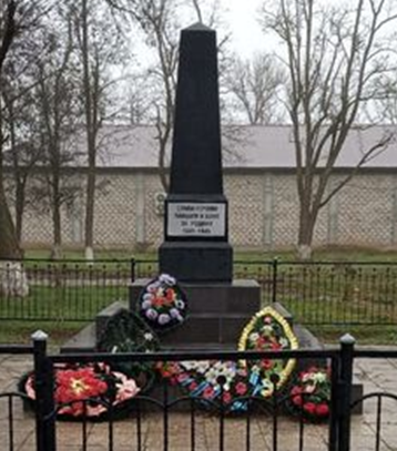 аул Махмуд-Мектеб Нефтекумского р-на. Братская могила советских воинов, погибших в годы войны. 
