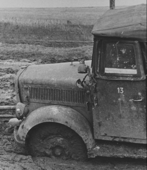 Застрявший на подмосковной дороге немецкий грузовик «Borgward B-3000». 1941 г.