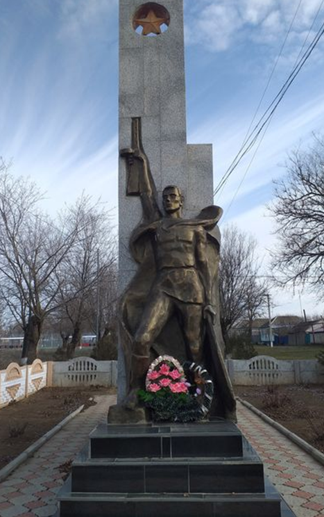 с. Кендже-Кулак Туркменского р-на. Памятник воинам и односельчанам, погибшим в годы войны. 