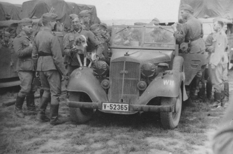 Солдаты Вермахта у автомобиля «Хорьх» в районе Белграда. 1941 г.