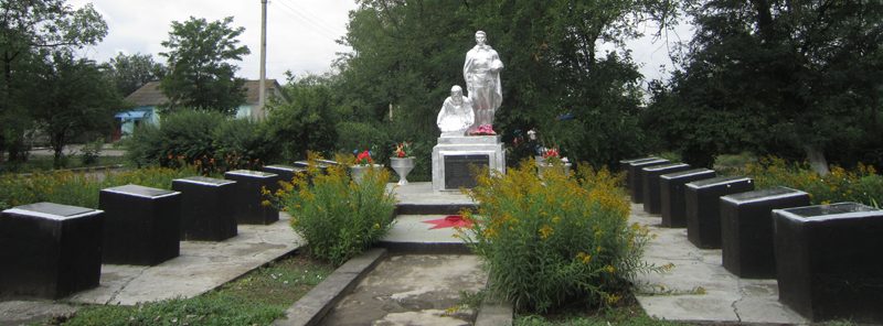 п. Балтийский Курского р-на. Памятник воинам, павшим в годы войны.