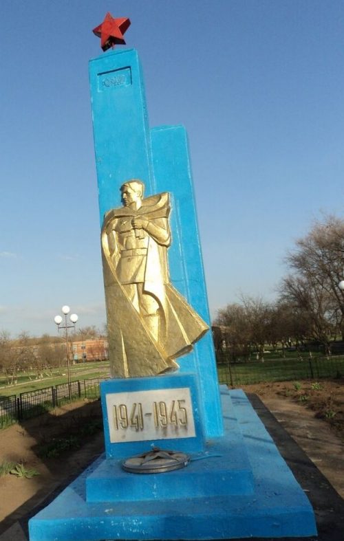 с-з. «Красный Маныч» Туркменского р-на. Памятник воинам-землякам, погибшим в годы войны.