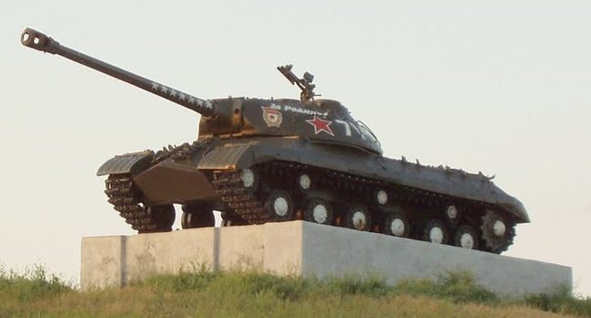 г. Благодарный, Новоалександровская. Памятник-танк ИС-3 в честь земляков-танкистов, погибших в годы войны.