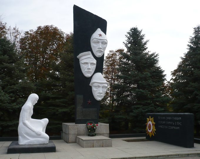 х. Бутулов Курского р-на. Памятник советским воинам, павшим в годы войны. 