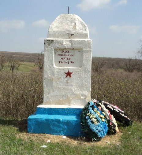 с. Летняя Ставка Туркменского р-на. Братская могила советских граждан, погибших от рук немецко-фашистских захватчиков в 1942 году.