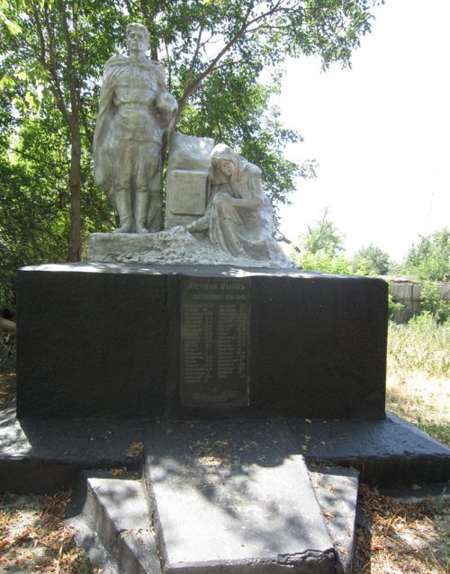 ст-ца. Галюгаевская Курского р-на. Памятник у пенькозавода, установленный на братской могиле, в которой похоронено 60 советских воинов, погибших при освобождении станицы.