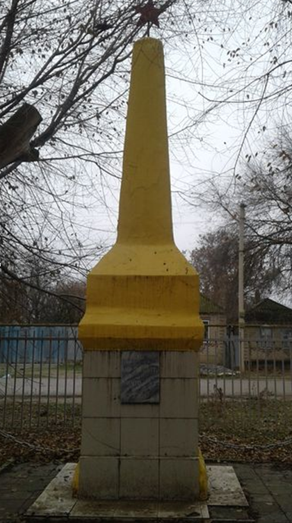с. Озек-Суат Нефтекумского р-на. Памятник на могиле Гринько В.В., сапера погибшего при разминировании села.