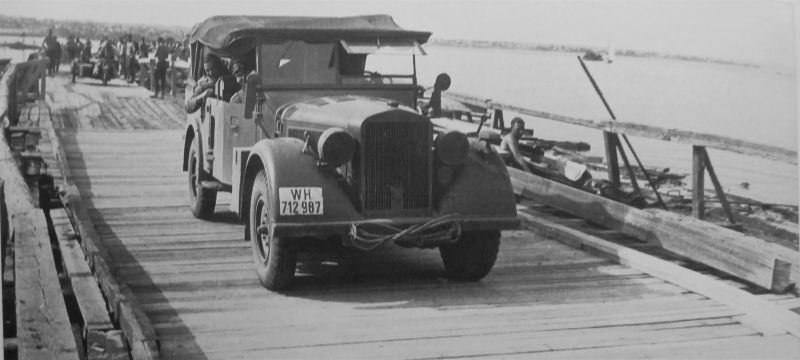 Автомобиль «Mittelschwerer geländegängiger PKW» на переправе оккупированной территории СССР. 1941 г. 