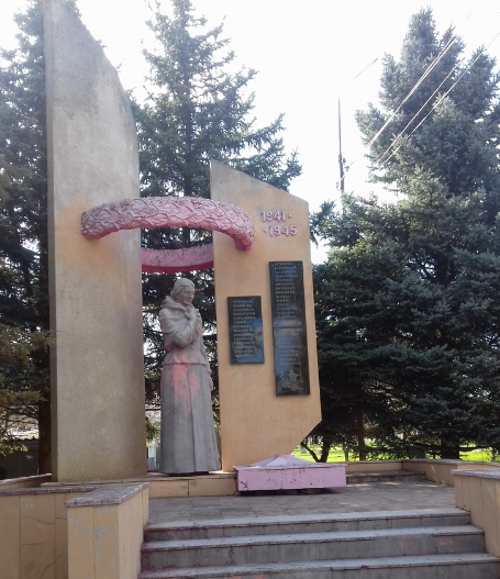 хут. Большевик Благодарненского р-на. Мемориал «Скорбящая мать».