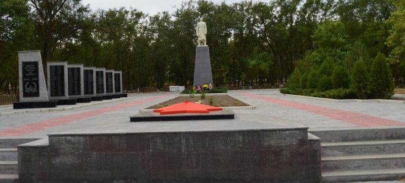 с. Бурлацкое Благодарненского р-на. Памятник воинам-односельчанам, погибшим на фронтах войны.