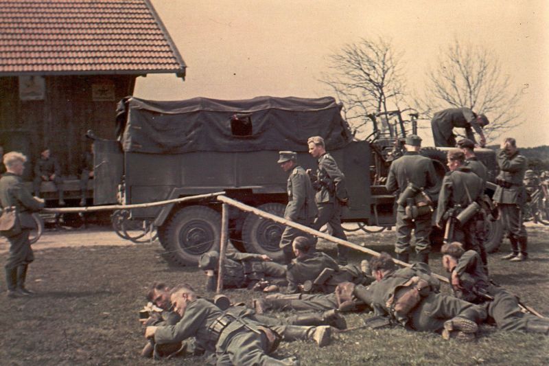 Немецкие солдаты возле армейского грузовика «MAN Einheits-Diesel». 1941 г. 