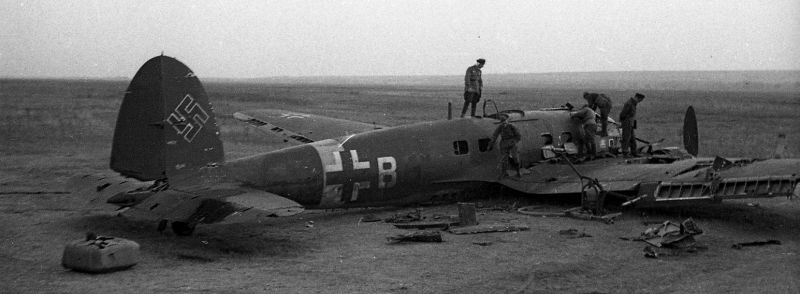 Сбитый немецкий бомбардировщик Хейнкель He-111 в донской степи. 1942 г. 