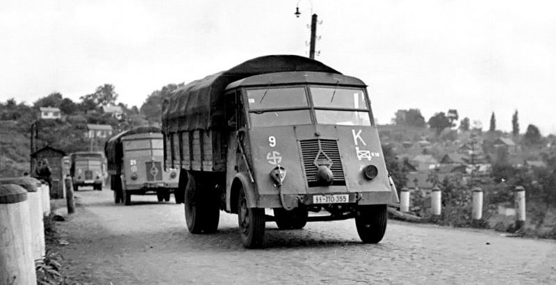 Трофейные грузовые автомобили «Renault AHR 5-T» в пригороде Житомира. 1941 г. 