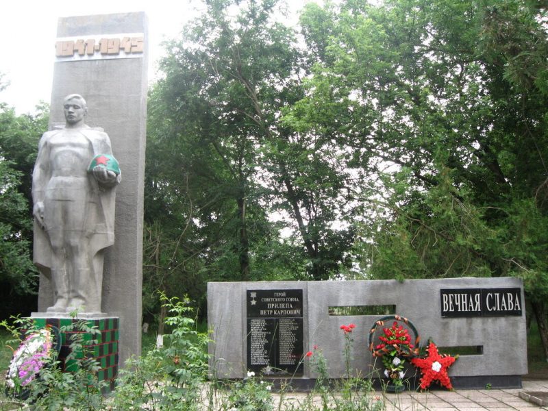 с. Каменная Балка Благодарненского р-на. Памятник воинам-землякам, погибшим в годы войны.
