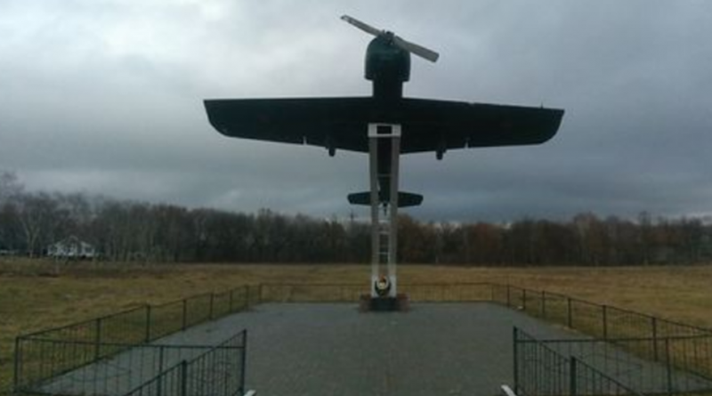 ст-ца. Суворовская Предгорного р-на. Памятник погибшим летчикам, установленный в1989 году.
