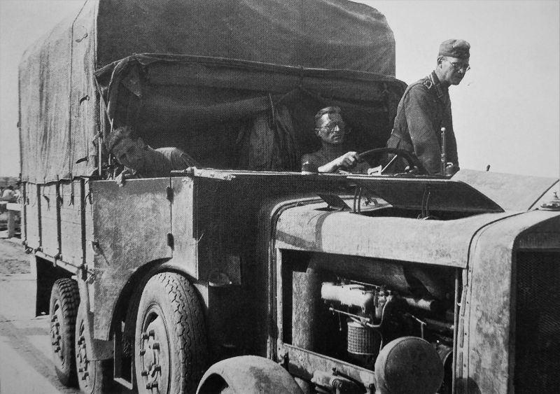 Грузовик «Мереседес-Бенц LG-2500» во время наступления группы армий «Север». 1941 г. 