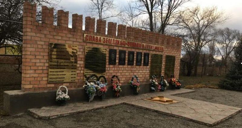 п. Ясный Туркменского р-на. Мемориал землякам, погибшим в годы войны.