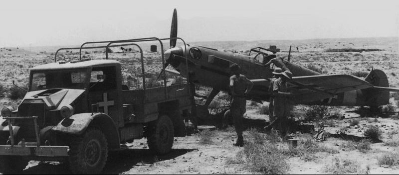 Трофейный автомобиль Шевроле C-8 CMP на аэродроме в Северной Африке. 1941 г. 