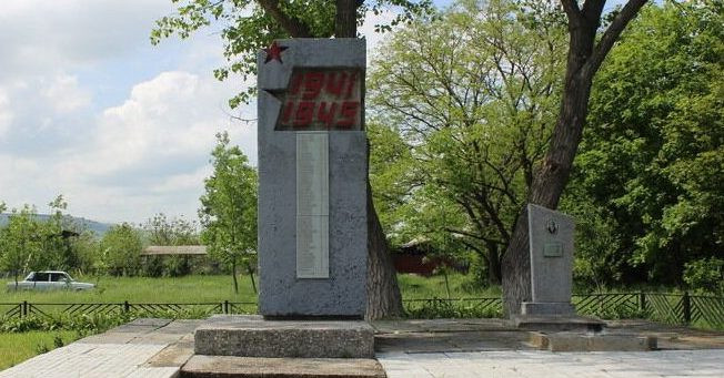 х. Верхнеегорлыкский Шпаковского р-на. Братская могила воинов, погибших в годы войны.