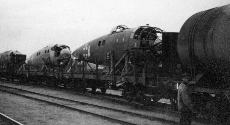 Немецкие бомбардировщики Хейнкель He-111 во время перевозки по железной дороге. 1942 г. 