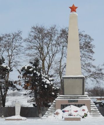 с. Дубовка Шпаковского р-на. Памятник односельчанам, погибшим в годы войны.