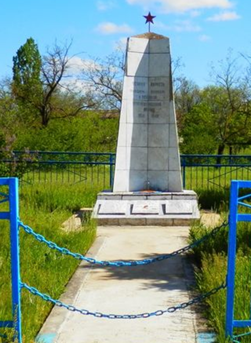 п. Дружный Ипатовского р-на. Памятник советским воинам, погибшим в годы войны.