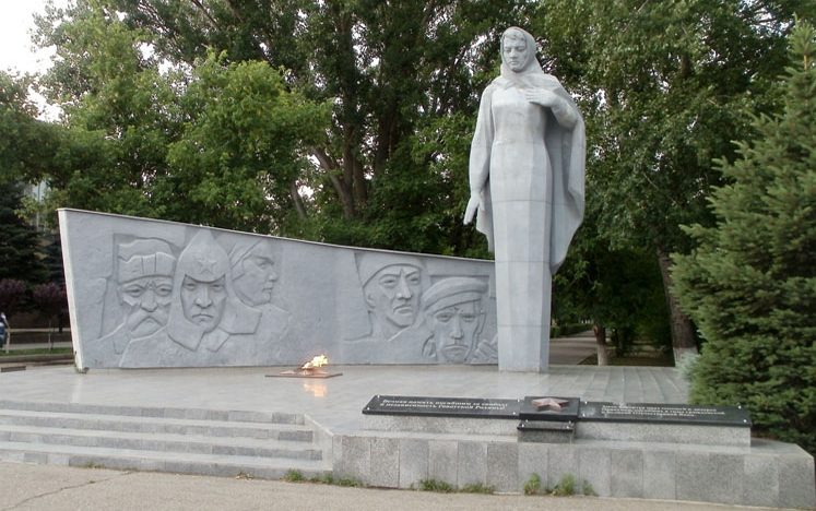г. Будённовск. Мемориал «Мать-Родина» советским воинам, погибшим в годы войны.