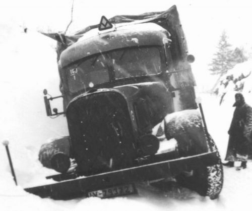 Занесенный снегом грузовик «Хеншель 30-Т». Январь 1942 г.