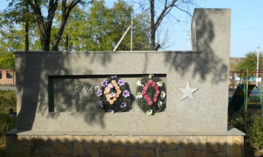 с. Калиновка Шпаковского р-на. Братская могила советских воинов, погибших в 1942 году.